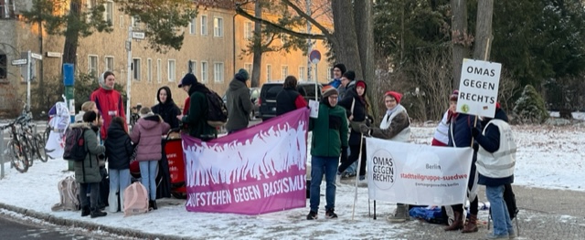 Gegendemonstration: "Kein Fu&szlig;breit dem Faschismus&ldquo; von Jungen Linken und Omas gegen rechts in der Wasgenstrasse