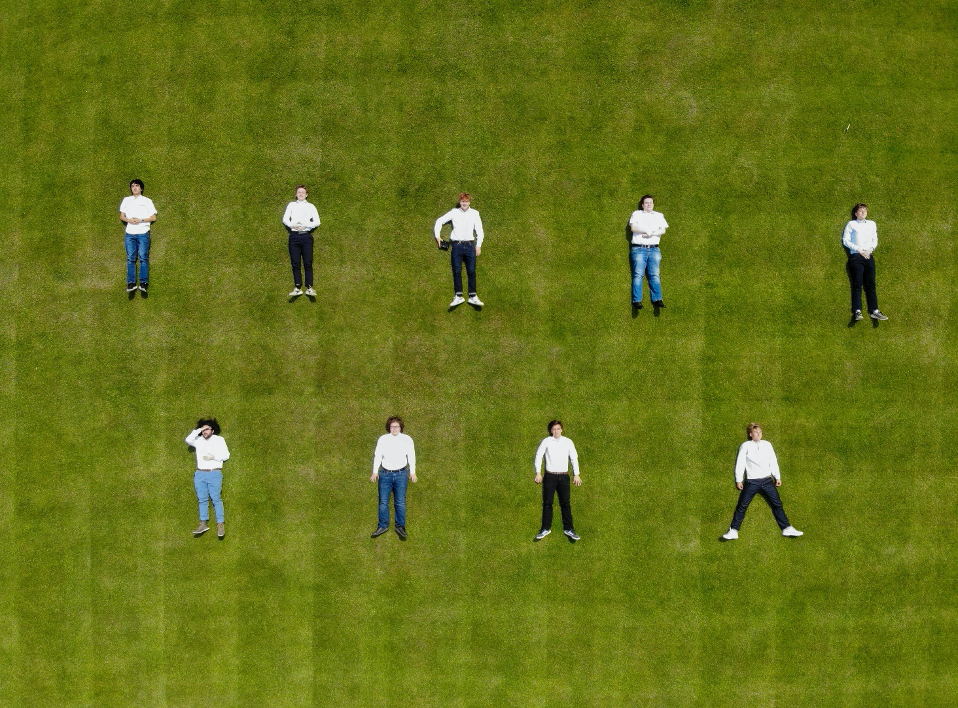 Das ChDR-CHEESE Team auf dem Sportplatz des WvS