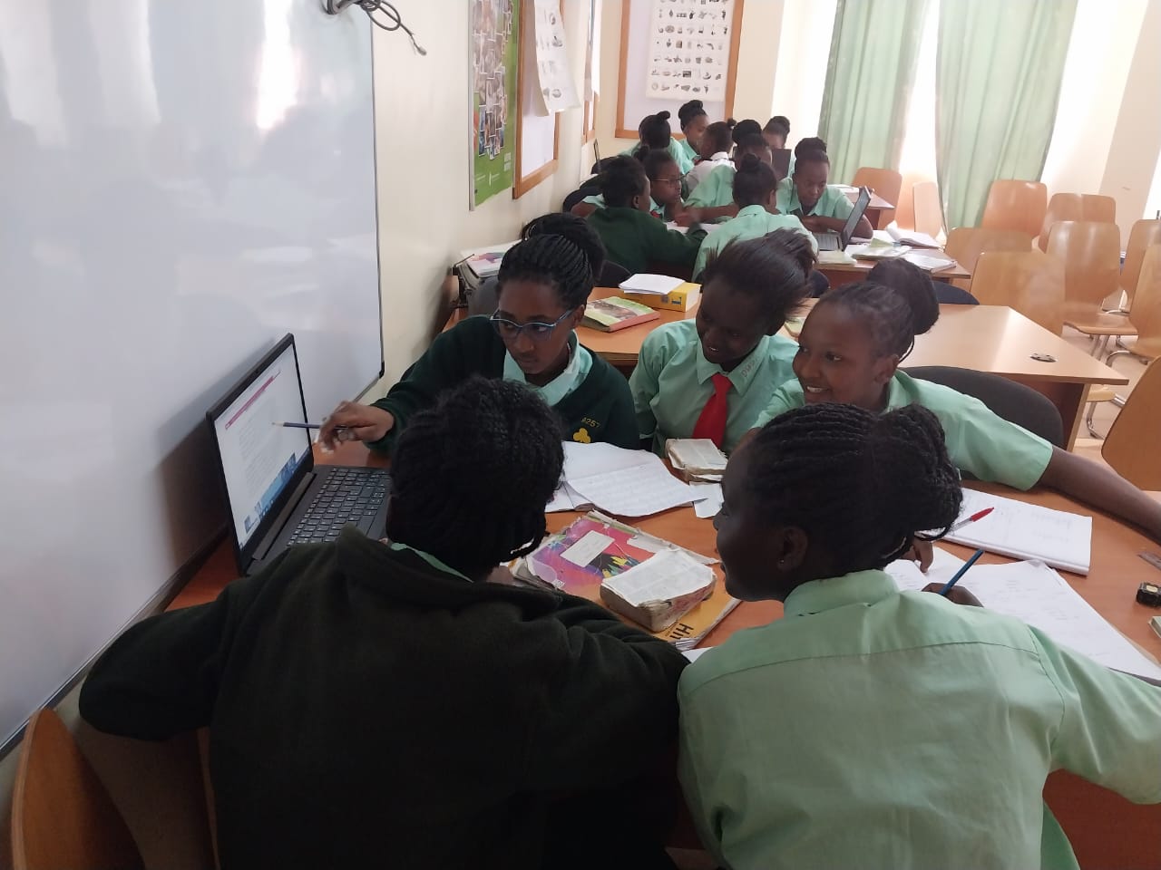 Schulerinnen der Kaaga Girls High School bei  der Arbeit zum Thema Wasserknappheit II