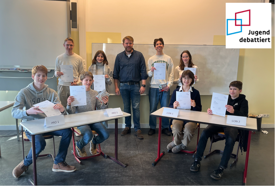 Finalist:innen des Schulwettbewerbs Jugend debattiert v.l.n.r.: Clemens Petersen, Bosse Sokolowski, Lorenz Gehrke, Greta Franke, Herr K&ouml;hler (Schulkoordinator), Robert Gassemie, Celine Schmidt, Selina Wilhelm, Johann Hertz